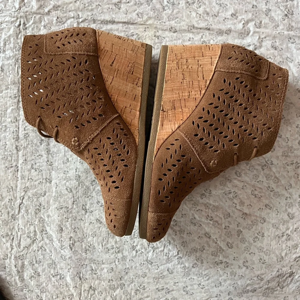 Toms Suede Preforated leaf dessert wedge bootie.